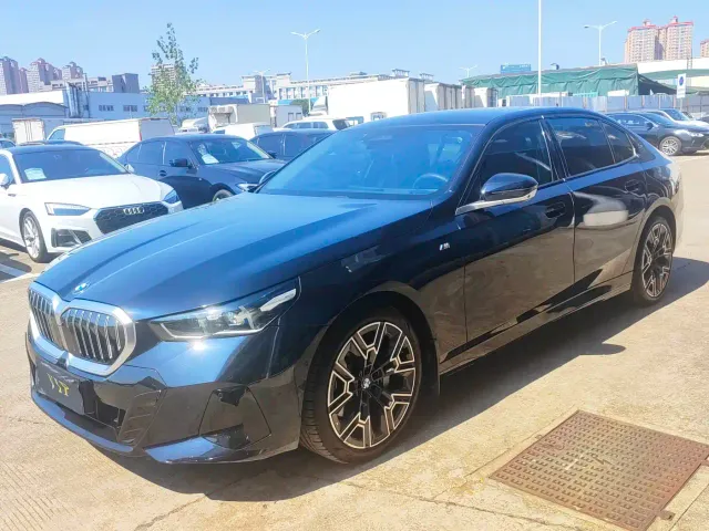 BMW 5 Series — Фото автомобиля 3