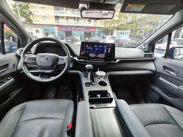 Toyota Sienna — Фото автомобиля 8