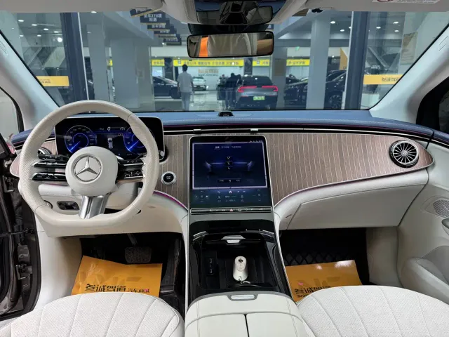 Mercedes-Benz EQE SUV — Фото автомобиля 10