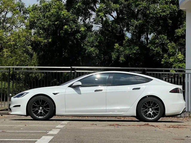 Tesla Model S — Фото автомобиля 4