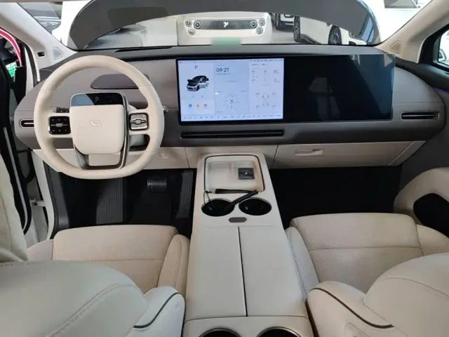 Li Auto i8 — Фото автомобиля 9