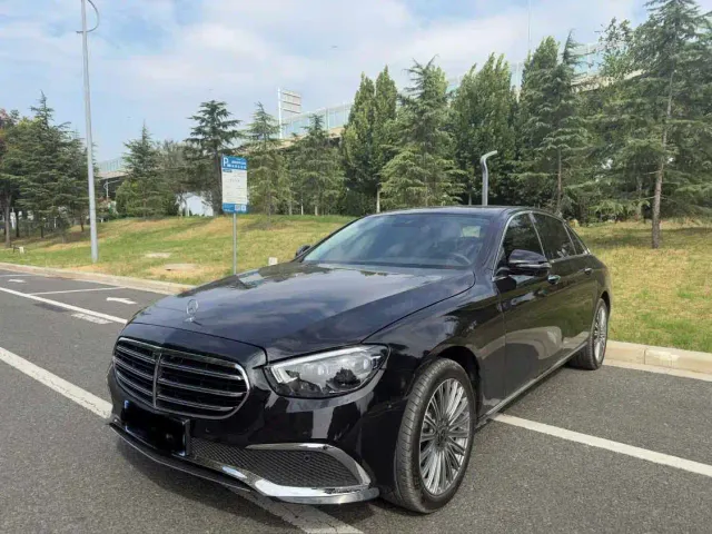 Фотография автомобиля — Mercedes-Benz E-Class