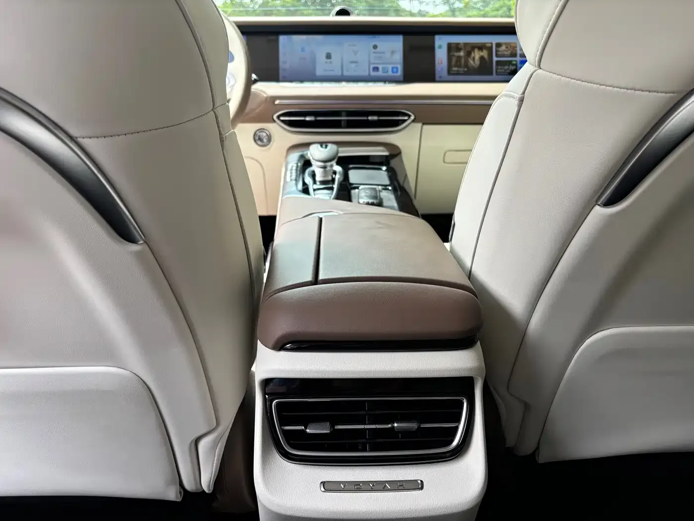 Voyah Auto VOYAH FREE 2021 AWD Standard Range Extender Exclusive Luxury Package — Фото автомобиля 19