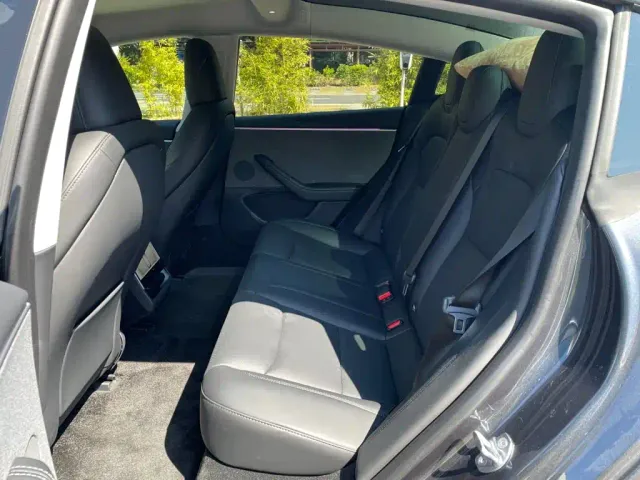 Tesla Model 3 — Фото автомобиля 9