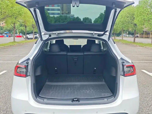 Tesla Model Y — Фото автомобиля 18