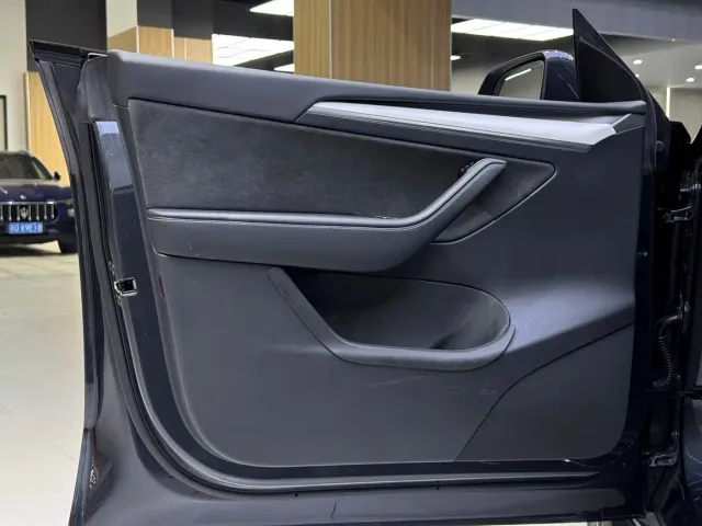 Tesla Model Y — Фото автомобиля 9