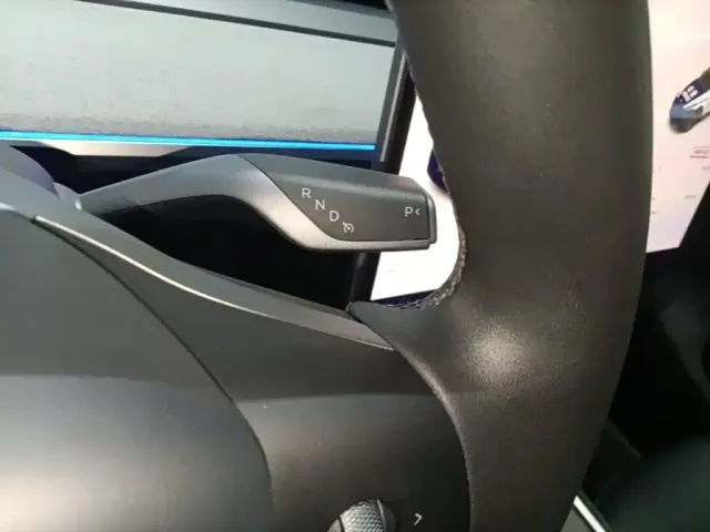 Tesla Model Y — Фото автомобиля 13