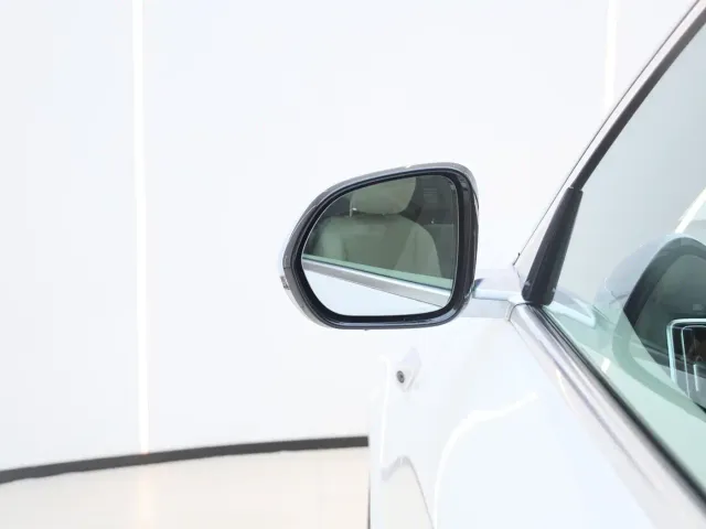Li Auto L8 — Фото автомобиля 15