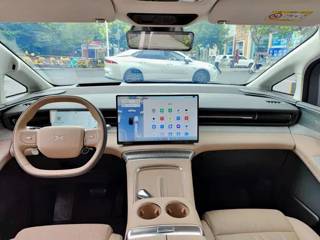 Xpeng X9 — Фото автомобиля 10