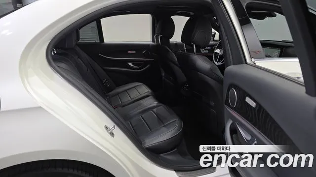 Mercedes-Benz E-Class — Фото автомобиля 11