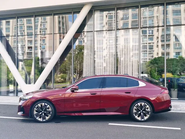 BMW 5 Series — Фото автомобиля 6