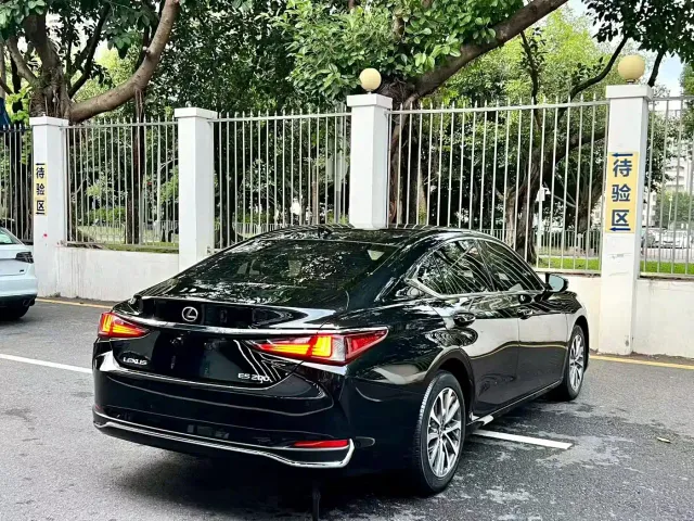 Lexus ES — Фото автомобиля 8