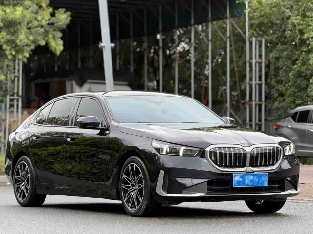BMW 5 Series — Фото автомобиля 3