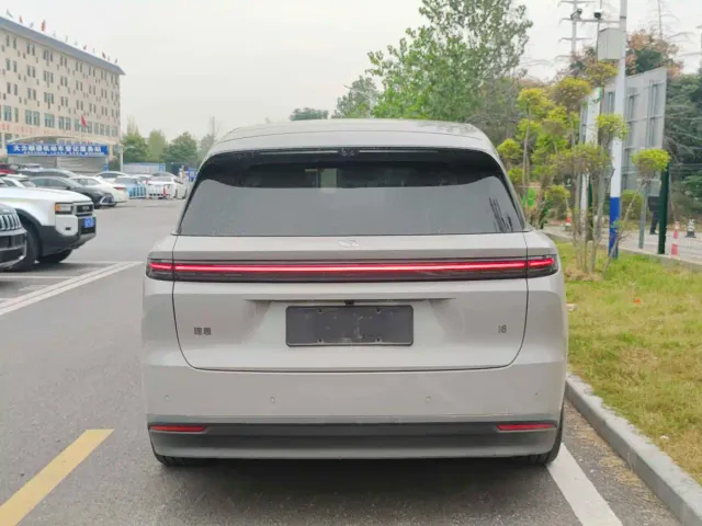 Li Auto i8 — Фото автомобиля 9