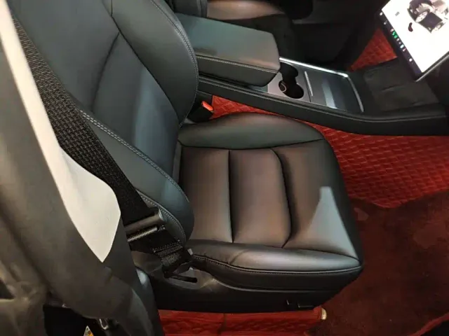 Tesla Model Y — Фото автомобиля 24