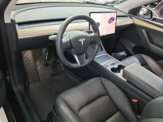Tesla Model Y — Фото автомобиля 9