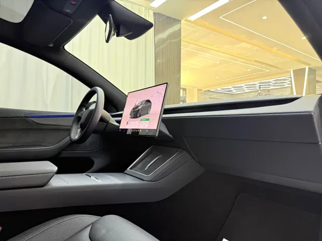 Tesla Model Y L — Фото автомобиля 12