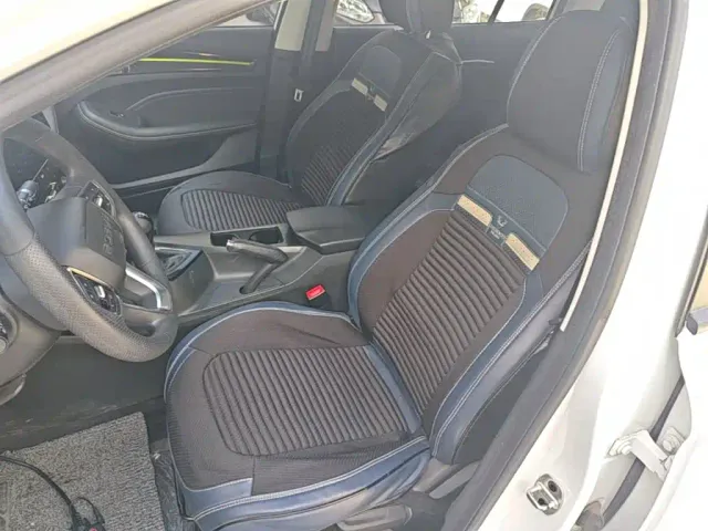 Roewe i5 — Фото автомобиля 14