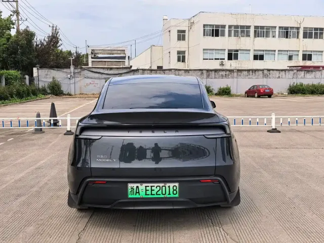 Tesla Model Y — Фото автомобиля 5