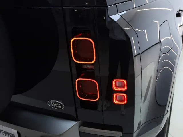 Land Rover Defender — Фото автомобиля 12