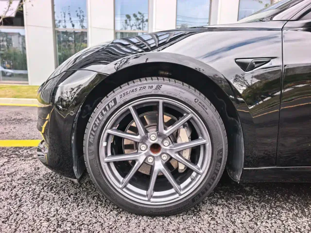 Tesla Model 3 — Фото автомобиля 20