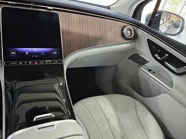 Mercedes-Benz EQE SUV — Фото автомобиля 13