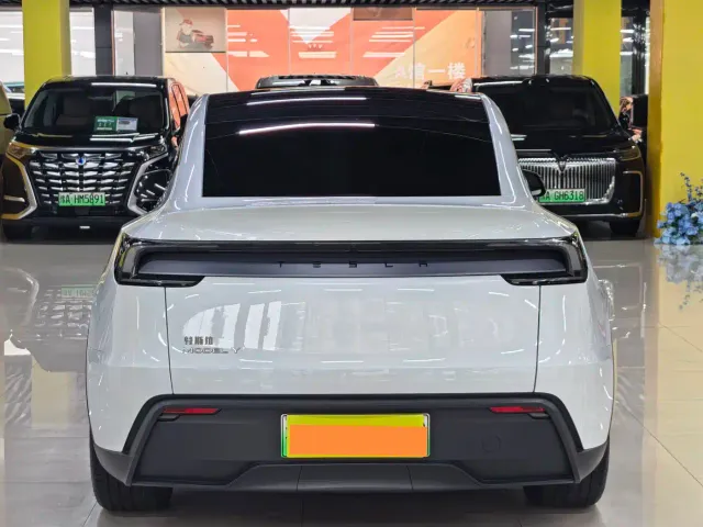 Tesla Model Y — Фото автомобиля 16