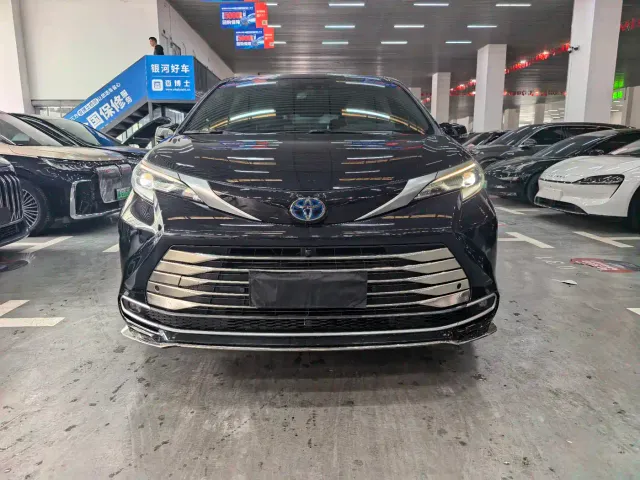 Toyota Sienna — Фото автомобиля 2