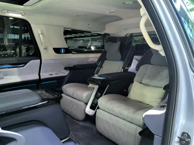 Lincoln Navigator One — Фото автомобиля 15