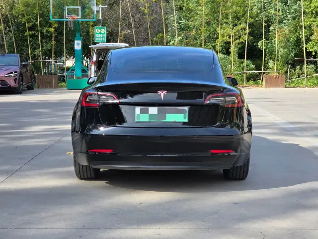 Tesla Model 3 — Фото автомобиля 3