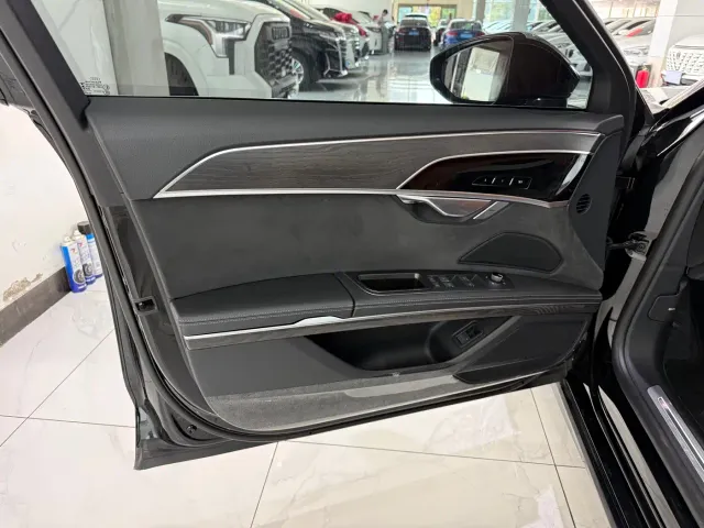 Audi A8 — Фото автомобиля 5