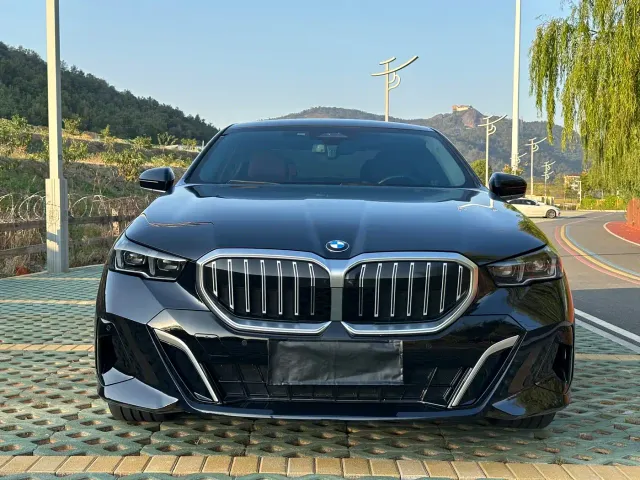 BMW 5 Series — Фото автомобиля 2