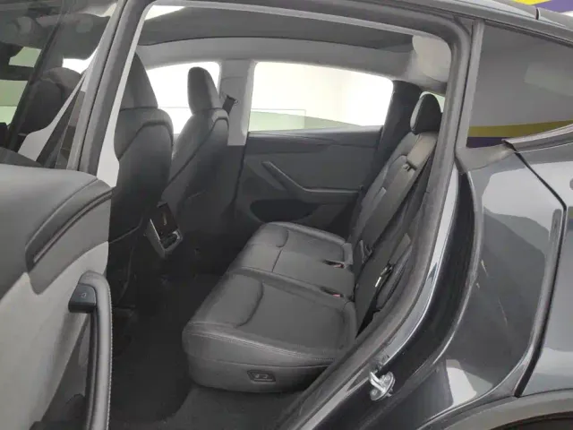 Tesla Model Y — Фото автомобиля 11