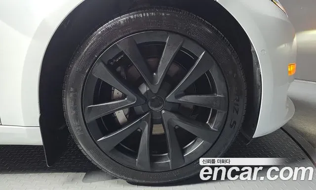 Tesla Model 3 — Фото автомобиля 6