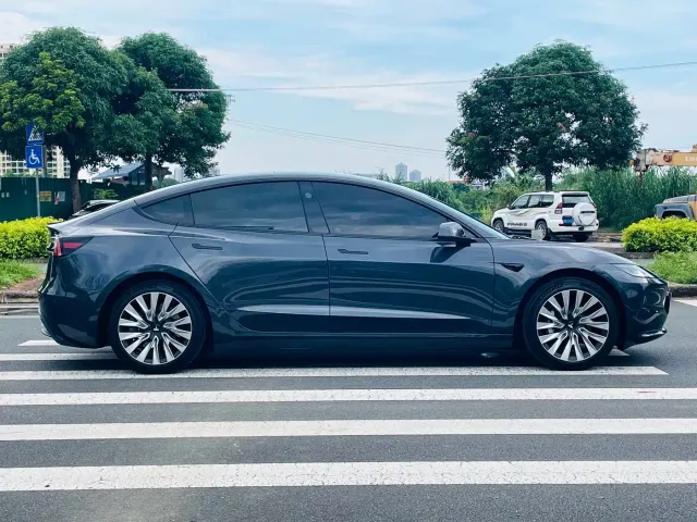 Tesla Model 3 — Фото автомобиля 4