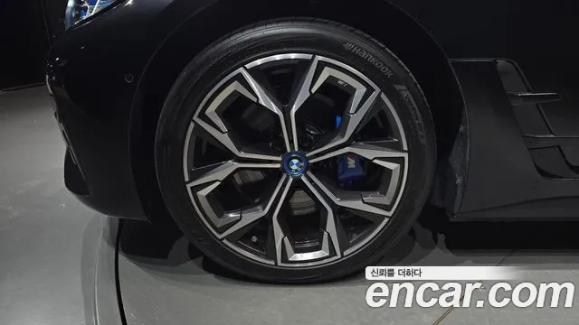 BMW i4 — Фото автомобиля 5