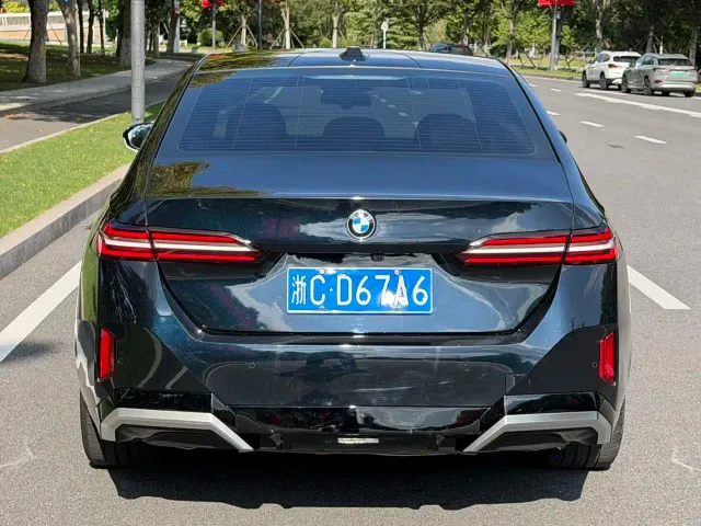BMW 5 Series — Фото автомобиля 8