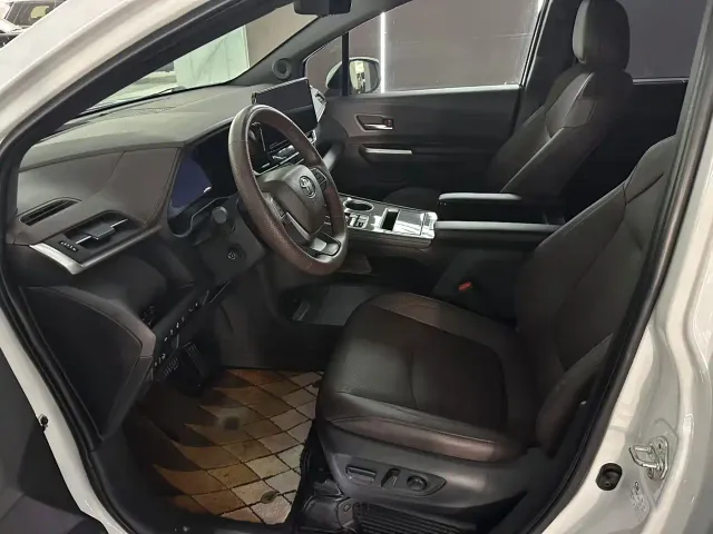 Toyota Sienna — Фото автомобиля 4
