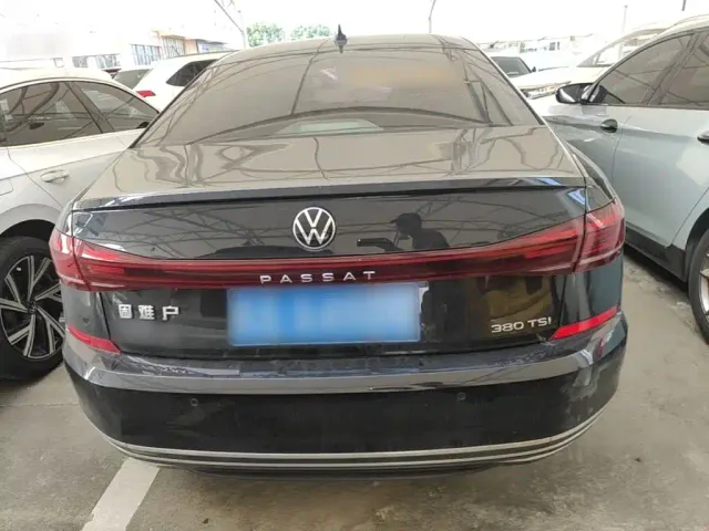 Volkswagen Passat 2025 Outstanding 380TSI Starlight Dragon Soaring Edition — Фото автомобиля 5