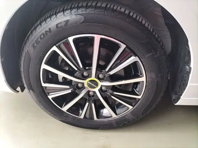 Roewe i5 — Фото автомобиля 22
