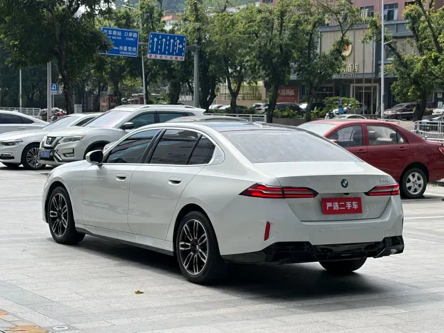 BMW 5 Series — Фото автомобиля 9