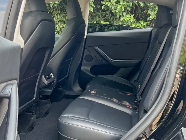 Tesla Model Y — Фото автомобиля 12