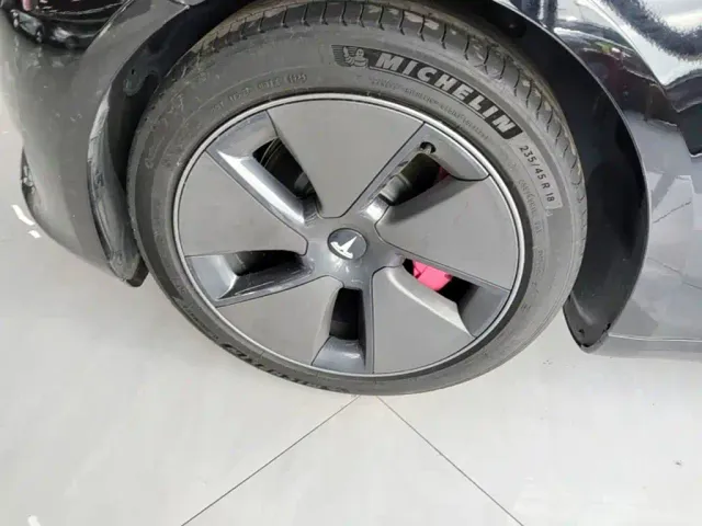 Tesla Model 3 — Фото автомобиля 22
