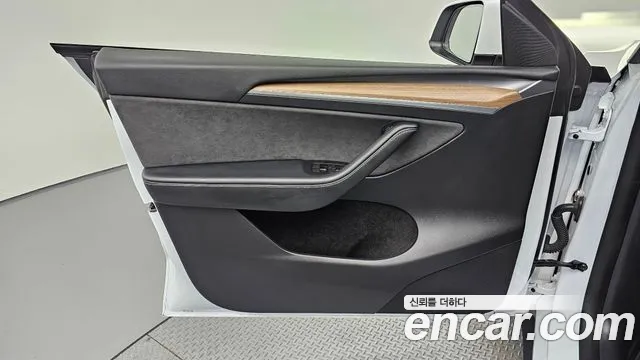 Tesla Model Y — Фото автомобиля 24