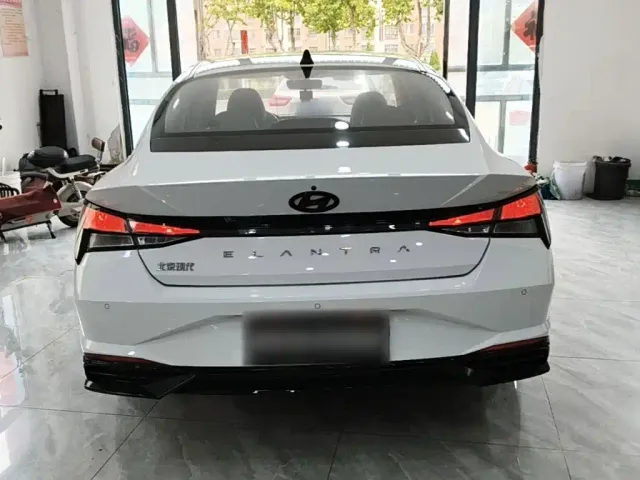 Hyundai Elantra — Фото автомобиля 5