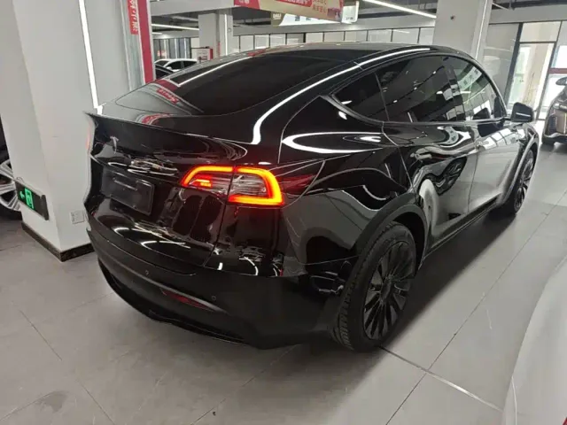 Tesla Model Y — Фото автомобиля 6