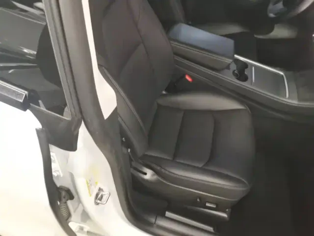 Tesla Model Y — Фото автомобиля 24