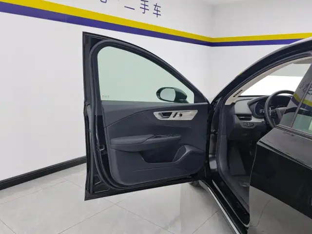 Hongqi E-QM5 — Фото автомобиля 7