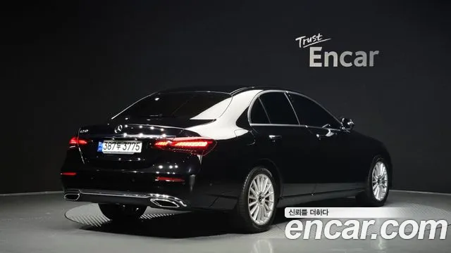 Mercedes-Benz E-Class — Фото автомобиля 2