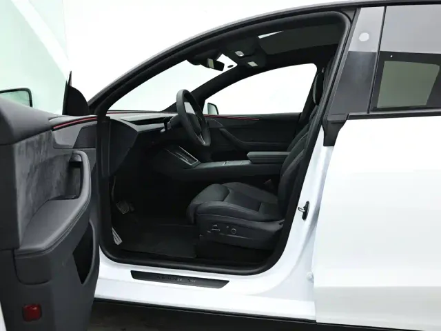 Tesla Model Y L — Фото автомобиля 9